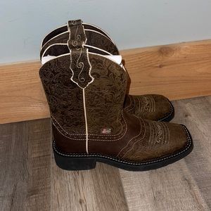 Justin boots 6 1/2 women’s . Color is brown